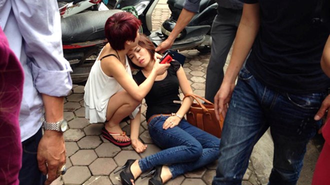 Khóc ngất tìm người thân trong vụ cháy quán karaoke ở Giảng Võ Khóc ngất tìm người thân trong vụ cháy quán karaoke ở Giảng Võ