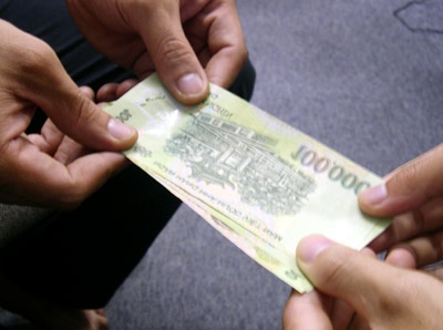 Thư ký toà nhận tiền 