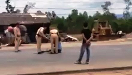 Ôm con nhỏ nằm giữa Quốc lộ 1A để tự tử