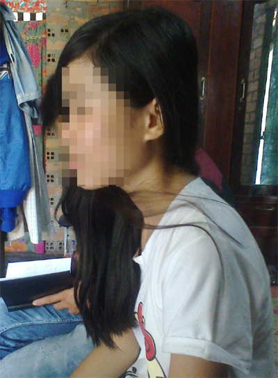 Mẹ theo đàn ông trốn nợ, con gái bị đánh đập, bắt cóc