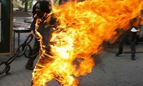 Tủi hờn vợ đối mặt chồng sau khi thoát chết vì bị tưới xăng thiêu