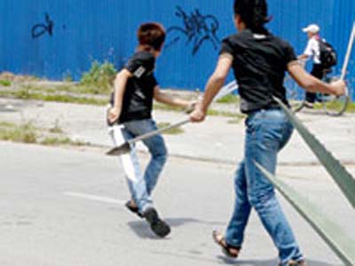 Côn đồ chém đứt gân tay người đi đường