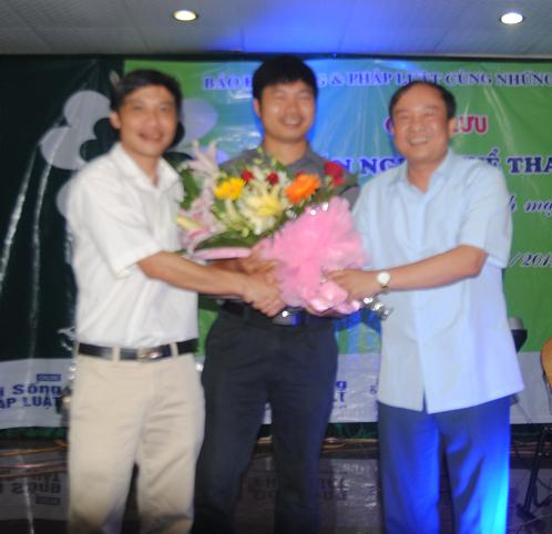 Báo Đời sống và Pháp luật giao lưu tại Miền Trung