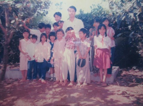 Chẳng gì ngăn nổi bước ta bởi ngoài đó còn lũ trẻ thơ ngây