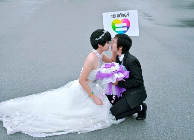 Đám cưới đồng tính nữ đầu tiên tại Thanh Hóa gây xôn xao Đám cưới đồng tính nữ đầu tiên tại Thanh Hóa gây xôn xao