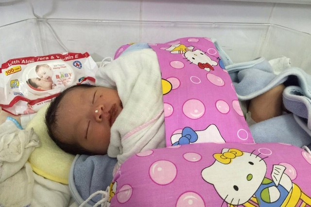 Rơi nước mắt bé trai sơ sinh lở loét khắp người bị bỏ rơi