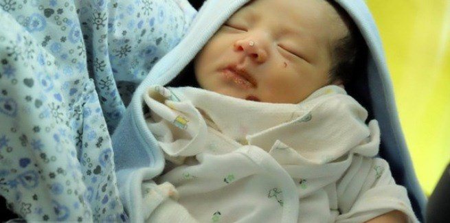 Rơi nước mắt bé trai sơ sinh lở loét khắp người bị bỏ rơi