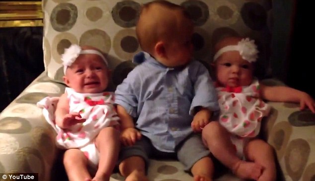 Clip: Hài hước cậu bé 2 tuổi nghệt mặt nhìn hai em gái sinh đôi