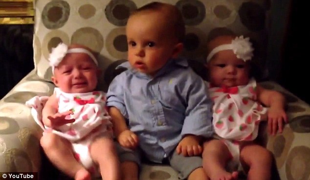 Clip: Hài hước cậu bé 2 tuổi nghệt mặt nhìn hai em gái sinh đôi