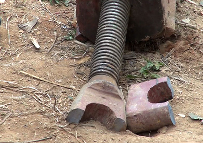 Sập cầu treo Lai Châu do một con ốc?