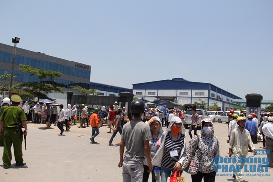 Hình ảnh hàng trăm công nhân ngộ độc nước uống cấp cứu tại Thanh Hình ảnh hàng trăm công nhân ngộ độc nước uống cấp cứu tại Thanh