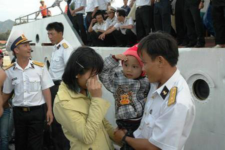 Xúc động những cuộc chia tay ra biển Đông