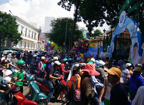 Quốc tế Thiếu nhi (1/6): Đưa con đi “ngắm người”