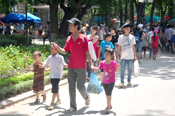Quốc tế Thiếu nhi (1/6): Đưa con đi “ngắm người”