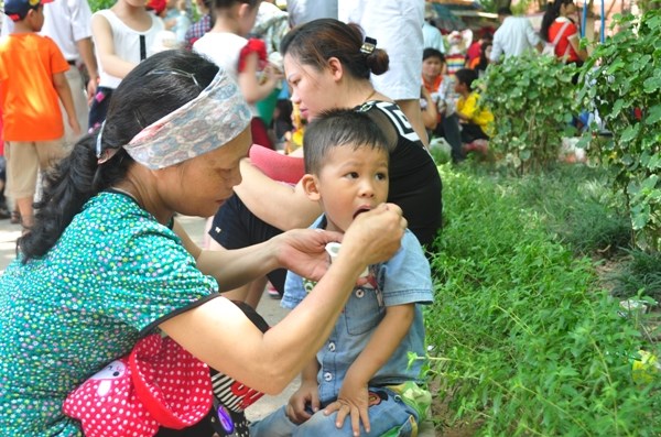 Quốc tế Thiếu nhi (1/6): Đưa con đi “ngắm người”