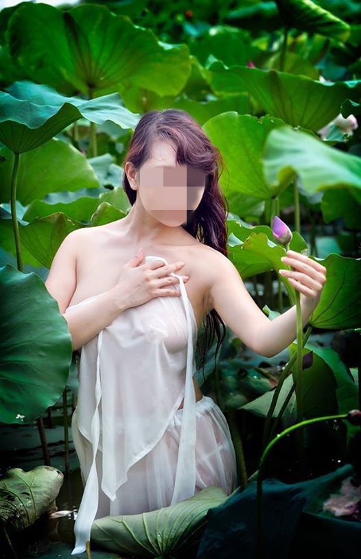 Thợ ảnh bất lực cảnh thiếu nữ “Khoe thân” ở đầm sen
