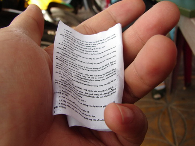 Hài hước với muôn kiểu quay cóp thi cử của học sinh