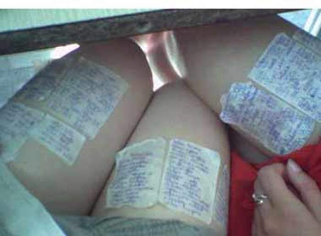 Hài hước với muôn kiểu quay cóp thi cử của học sinh