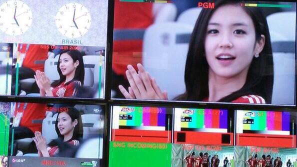 Gặp nữ phóng viên Hàn xinh đẹp khiến dân mạng điên đảo