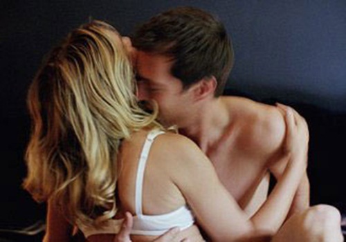 Chồng ra ngoài tìm gái vì chê ngực tôi nhỏ