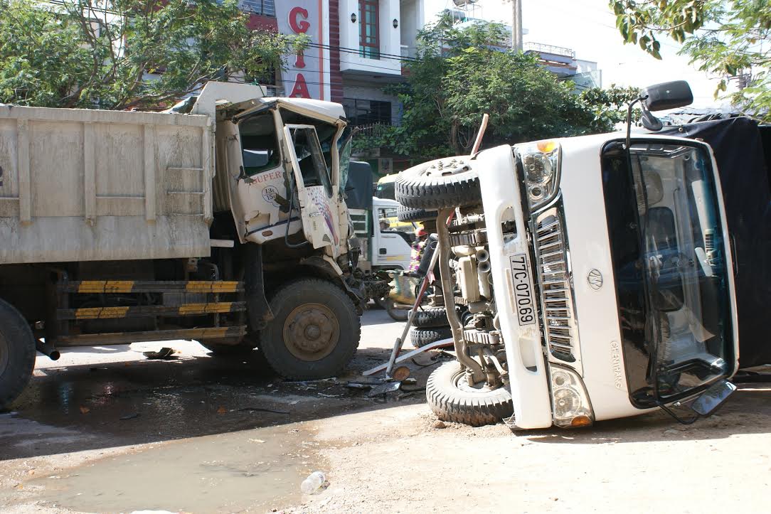 Hai xe tải Hai xe tải