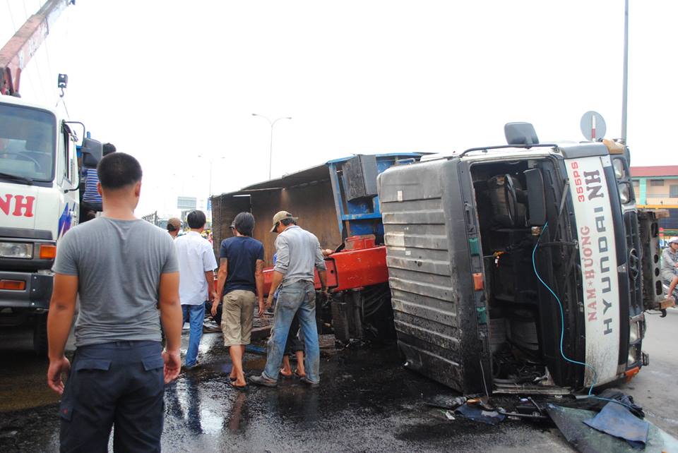 Lật xe tải chở sắt, dầu nhớt loang ra giữa đường Lật xe tải chở sắt, dầu nhớt loang ra giữa đường