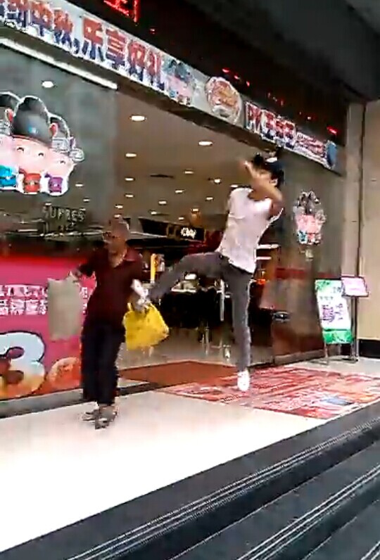 Clip: Phẫn nộ nam thanh niên “tung cước” đá cụ già ăn xin