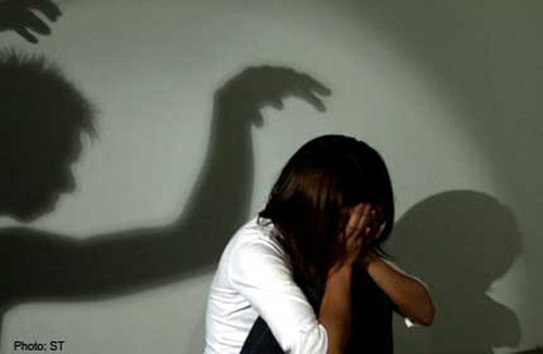 Kéo tiếp viên quán karaoke vào nhà vệ sinh cưỡng hiếp