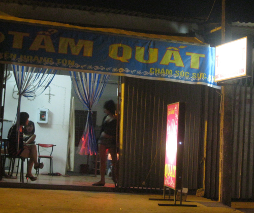 Cám cảnh nơi mại dâm giá 