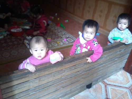 Nhận giữ trẻ từ 6 tháng tuổi vào học, phụ huynh nửa mừng nửa lo