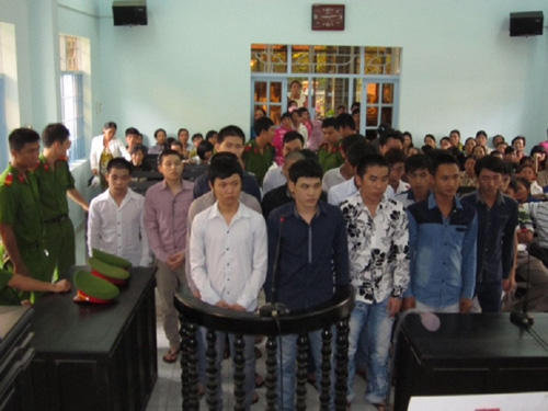 Hơn 100 năm tù cho 21 tên “cao bồi thôn” đại náo làng quê