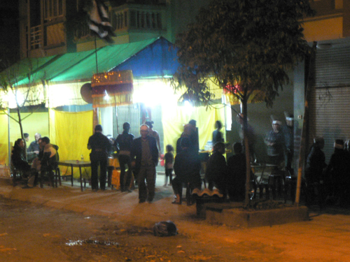 Cay đắng người chồng đưa xác vợ về trong đêm