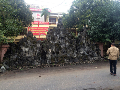 Xây núi để trấn yểm trước cổng trụ sở UBND huyện Xây núi để trấn yểm trước cổng trụ sở UBND huyện