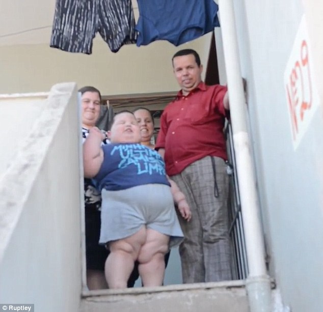 Kinh ngạc bé trai 3 tuổi nặng 70 kg Kinh ngạc bé trai 3 tuổi nặng 70 kg