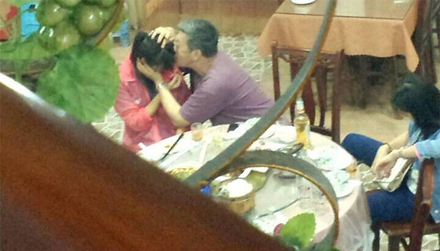 Lộ ảnh “nhạy cảm”, phó giáo sư bị cấm giảng dạy