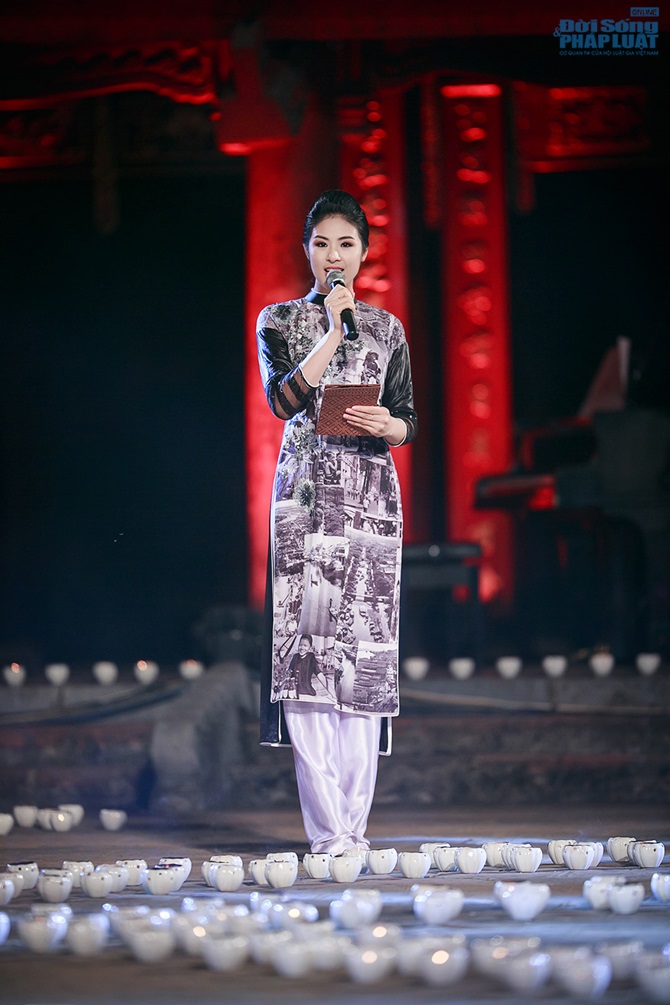 Ngọc Hân duyên dáng trong hai vai trò MC và nhà thiết kế