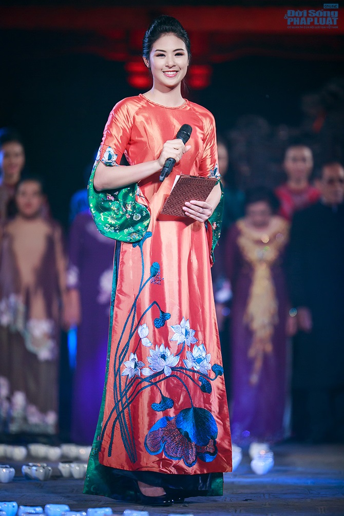 Ngọc Hân duyên dáng trong hai vai trò MC và nhà thiết kế