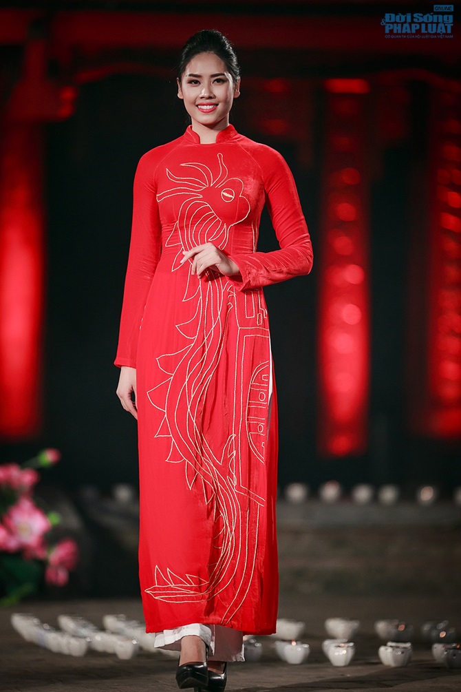 Ngọc Hân duyên dáng trong hai vai trò MC và nhà thiết kế