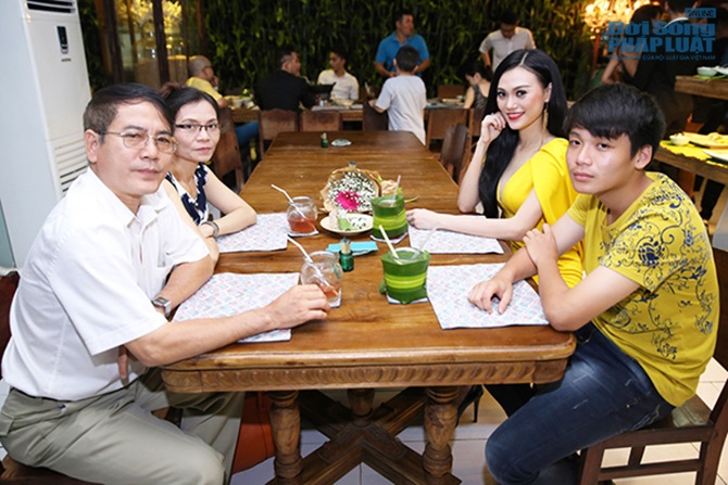 Cao Thùy Linh vàng chói mở tiệc ăn mừng chờ 