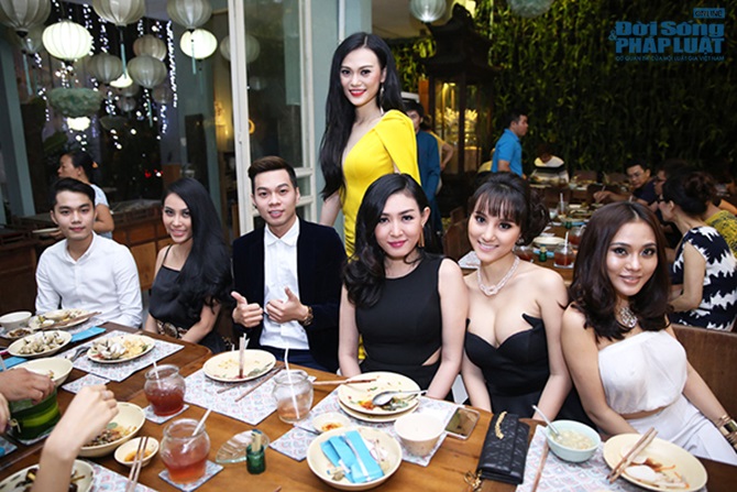 Cao Thùy Linh vàng chói mở tiệc ăn mừng chờ 