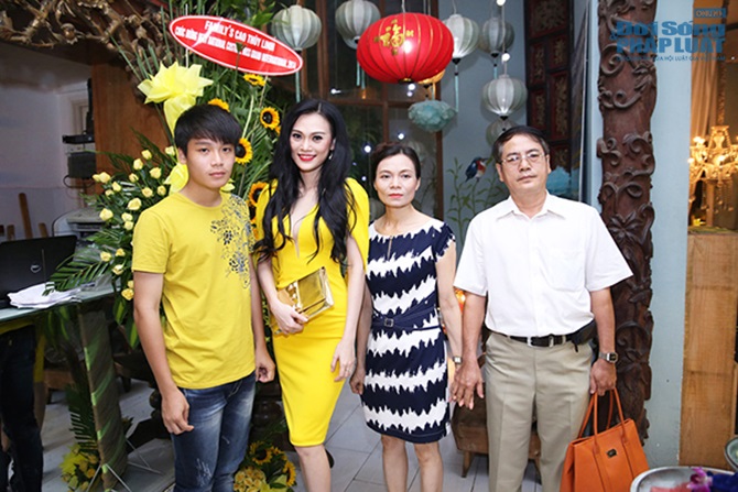 Cao Thùy Linh vàng chói mở tiệc ăn mừng chờ 