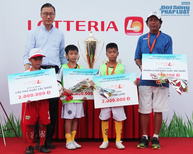 Xuân Bắc cổ vũ nhiệt tình trên sân cỏ Lotteria Cup