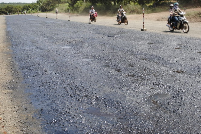 Bắt quả tang đơn vị thi công quốc lộ 14 sai quy trình