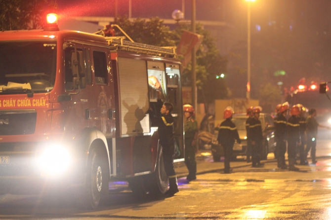 Cháy lớn tại KĐT Nam Trung Yên, nhiều hàng quán bị thiêu rụi