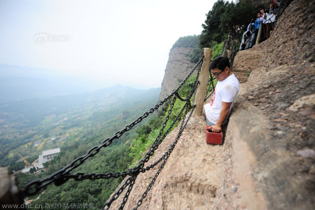 Video: Chàng trai không chân chinh phục đỉnh núi… bằng tay