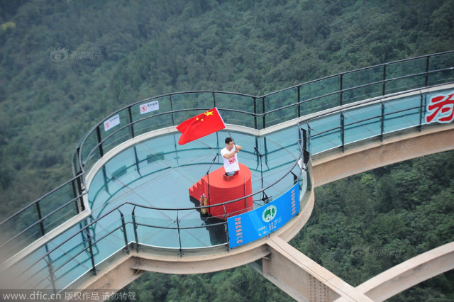 Video: Chàng trai không chân chinh phục đỉnh núi… bằng tay