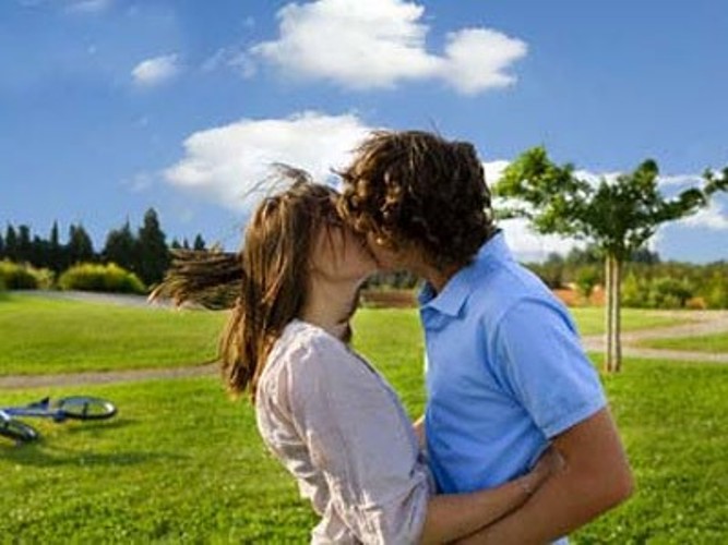 Chồng đi tu nghiệp, vợ ngoại tình với bạn thân