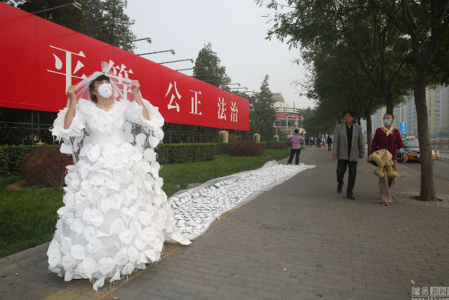 Chiêm ngưỡng váy cưới độc đáo “chế” từ gần 1.000 chiếc khẩu trang