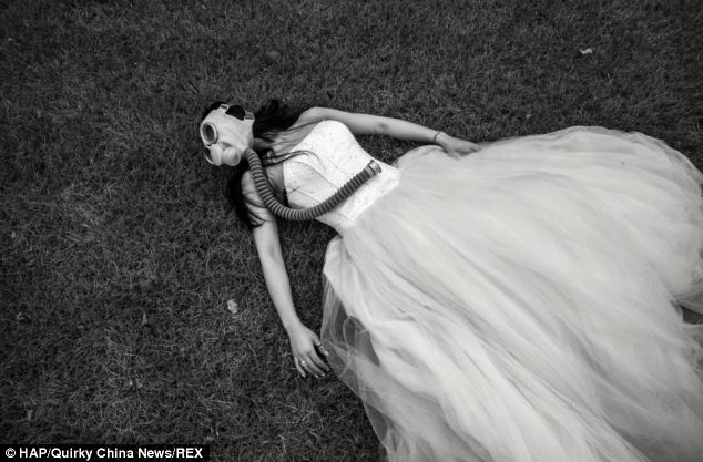 Chiêm ngưỡng váy cưới độc đáo “chế” từ gần 1.000 chiếc khẩu trang