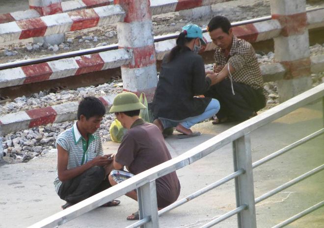 Tiêm chích ma túy dưới chân cầu quay Hải Phòng